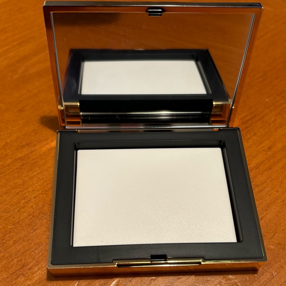 NARS Claudette Light Reflecting Pressed Setting Powder - Picture 7 of 16